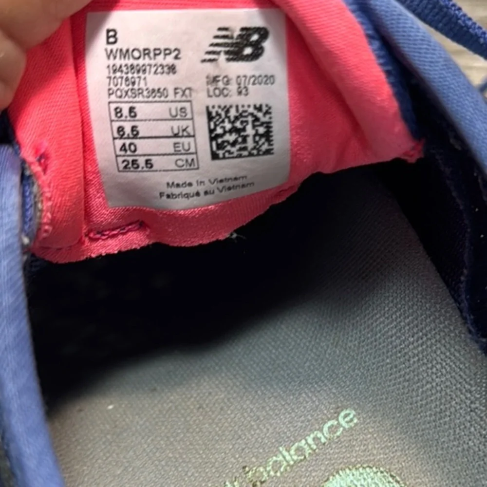 New Balance fresh foam Navy Running Shoes woman’s size 8.5 (b211)